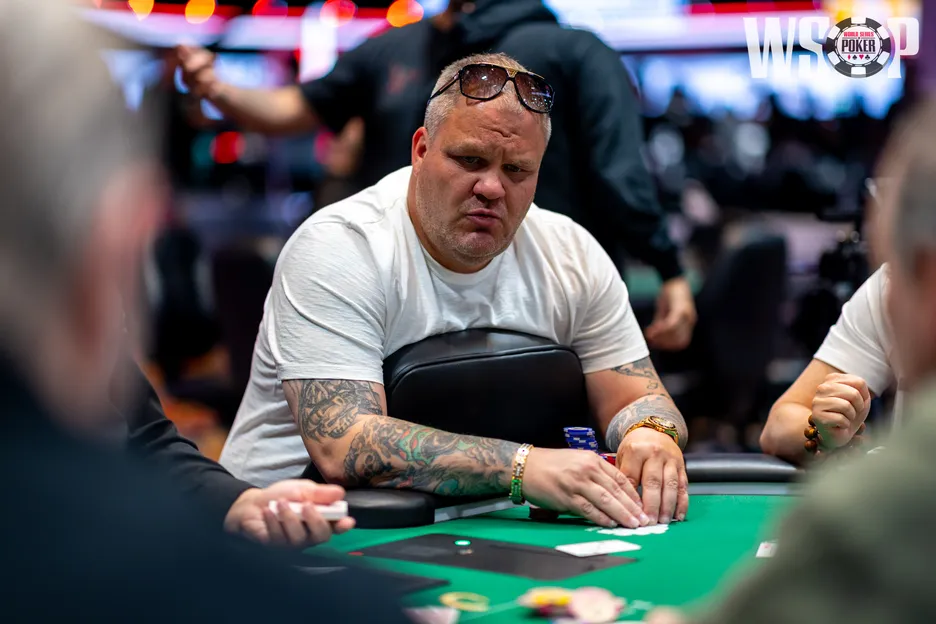 Phil Ivey 在 WSOP $10K 七张梭哈锦标赛中姗姗来迟，早早出局