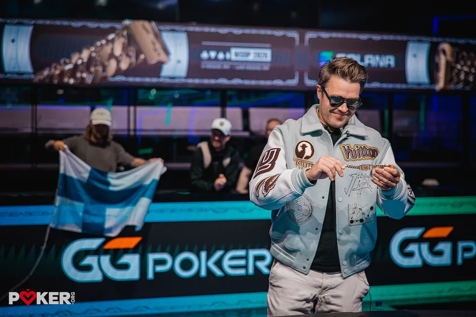 Paerssinen凝视着他的第二条WSOP金手链。